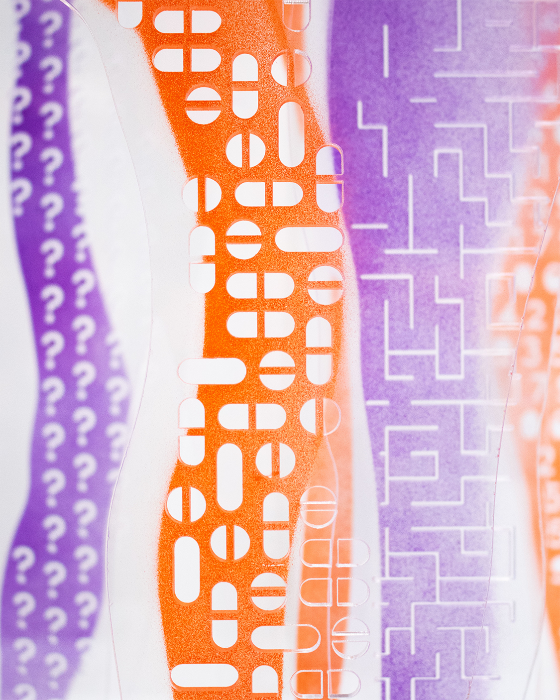 Oranje en paarse details van de installatie Man man man.