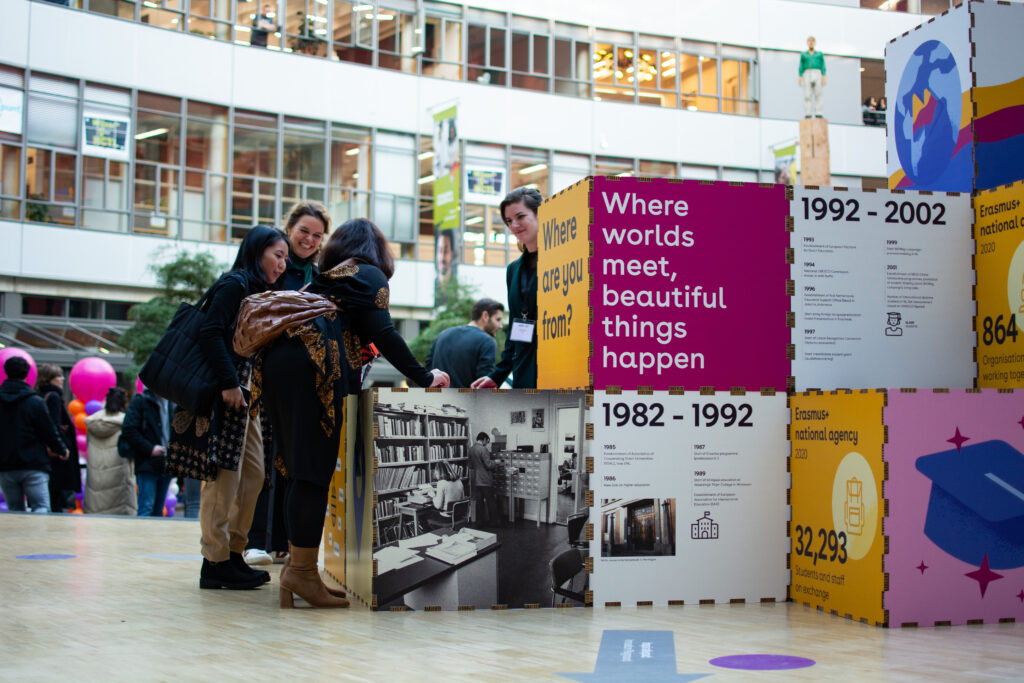 Bezoekers plakken stickers op de installatie van Nuffic.
